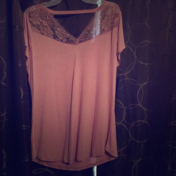 Mauve shirt with lace accents and backless accent - Picture 1 of 3